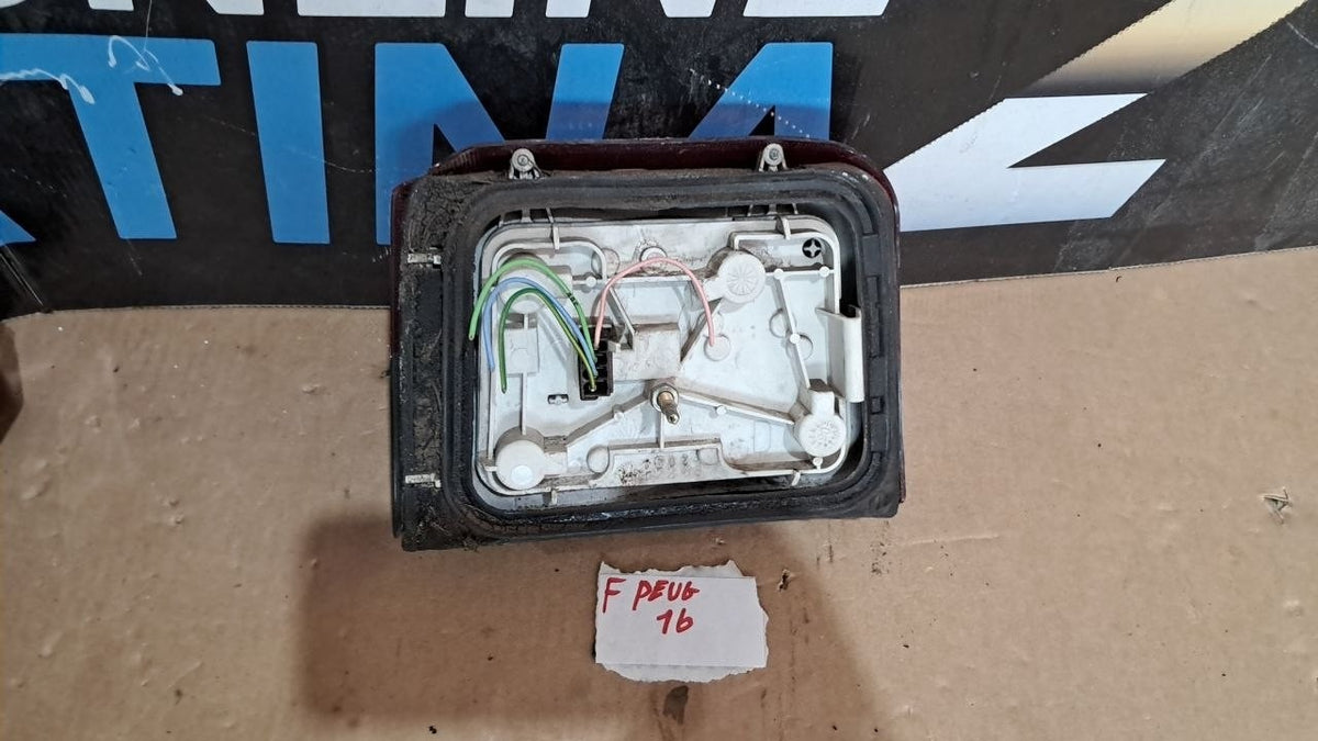 f Peug 16 Fanale posteriore Peugeot 205 1992 destro con crepa