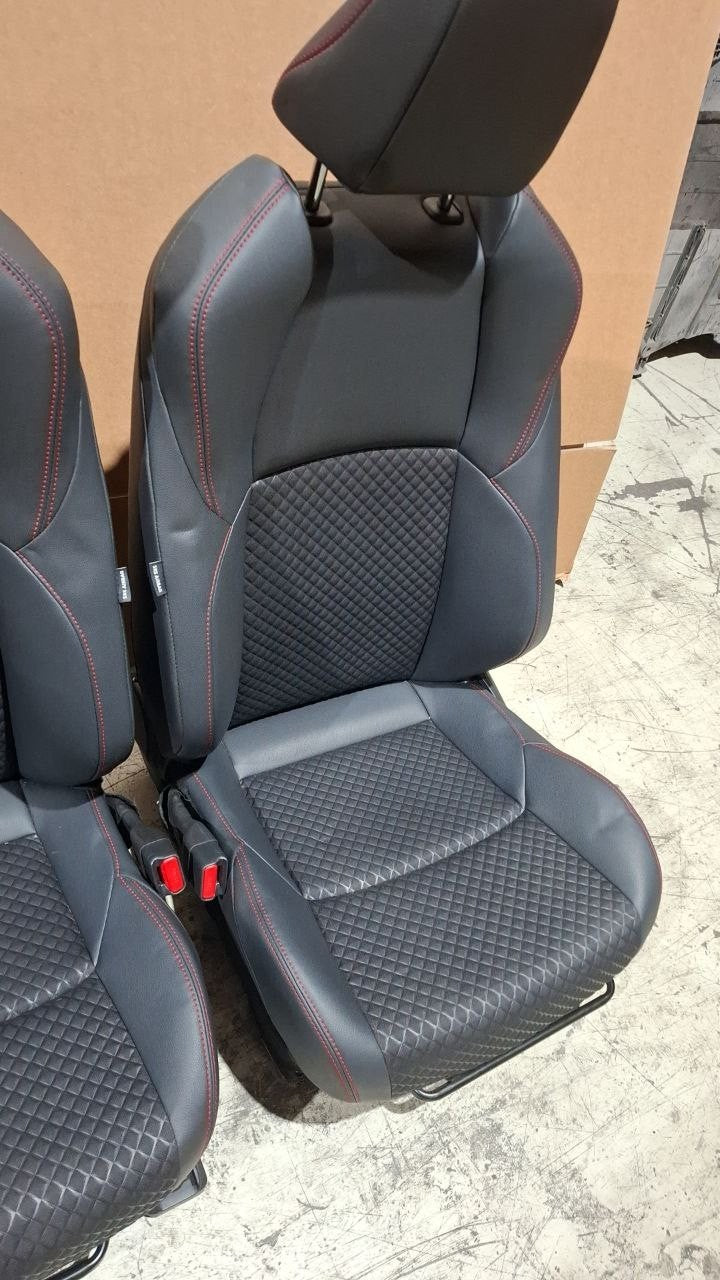 Tappezzeria misto pelle e stoffa con cuciture rosse Toyota Yaris 2020 in poi