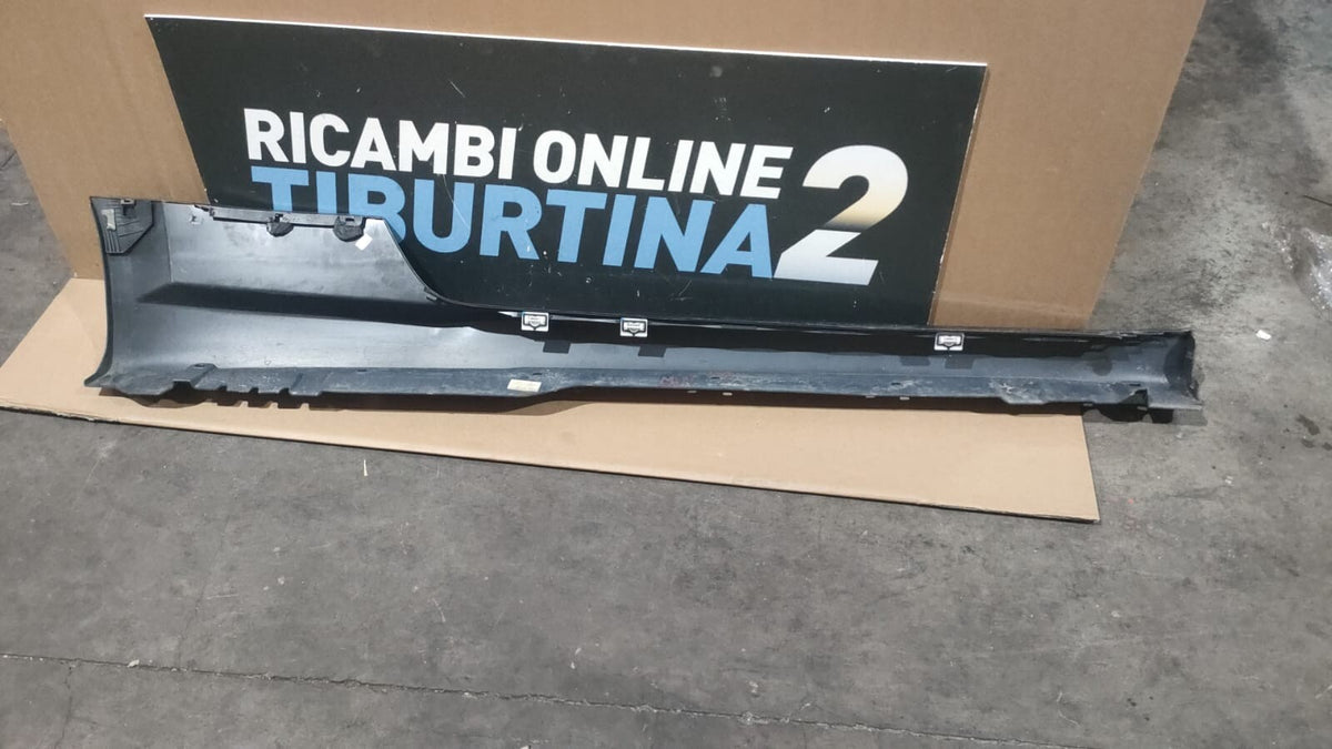 Minigonna sinistra audi tt dal 2014 in poi Cod 8S0853855 due attacchi rotti