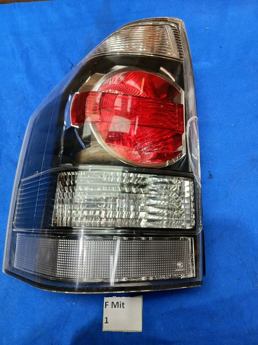 F Mit 1 - Fanale posteriore con Difetto stop Sinistro Mitsubishi Pajero dal 2006