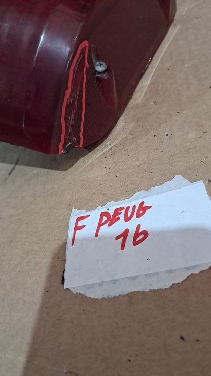 f Peug 16 Fanale posteriore Peugeot 205 1992 destro con crepa