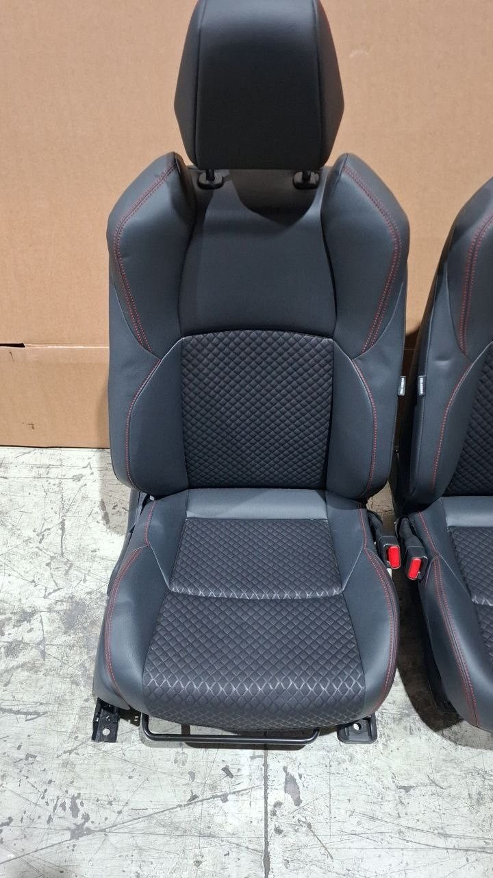 Tappezzeria misto pelle e stoffa con cuciture rosse Toyota Yaris 2020 in poi