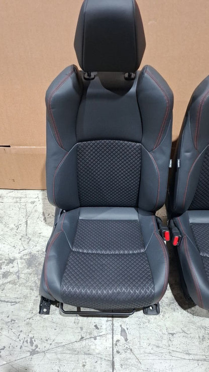 Tappezzeria misto pelle e stoffa con cuciture rosse Toyota Yaris 2020 in poi