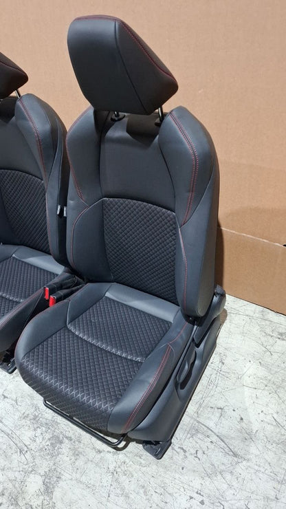 Tappezzeria misto pelle e stoffa con cuciture rosse Toyota Yaris 2020 in poi