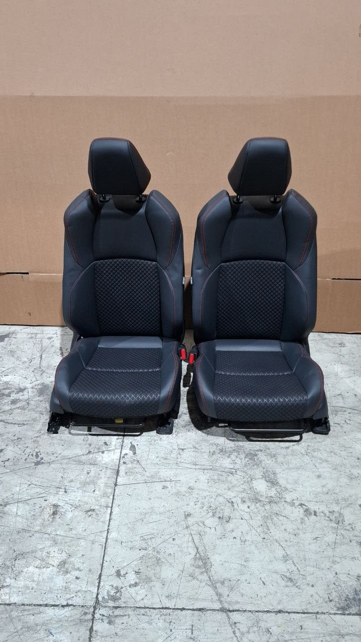 Tappezzeria misto pelle e stoffa con cuciture rosse Toyota Yaris 2020 in poi