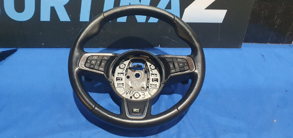 Volante Jaguar XE dal 2016 con palette R sport