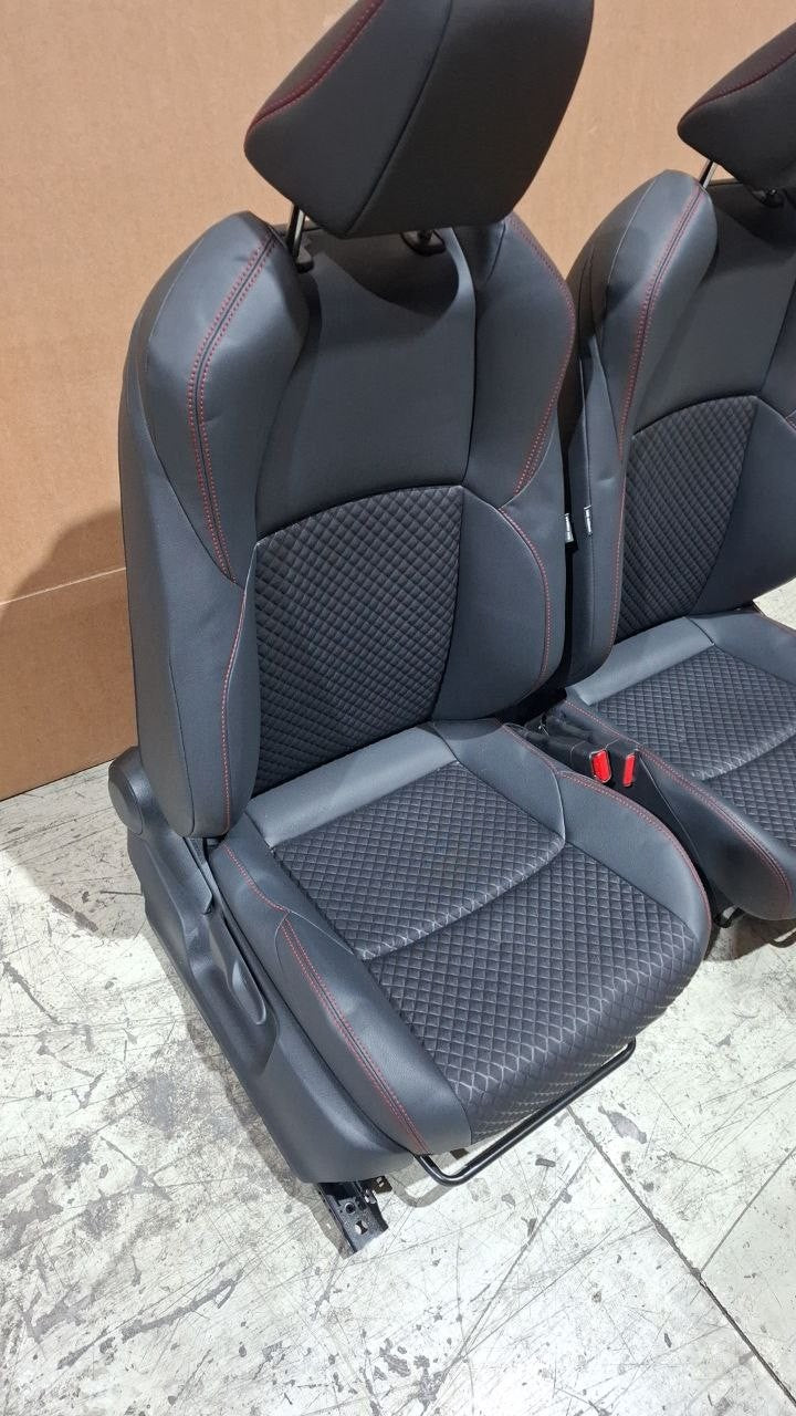 Tappezzeria misto pelle e stoffa con cuciture rosse Toyota Yaris 2020 in poi