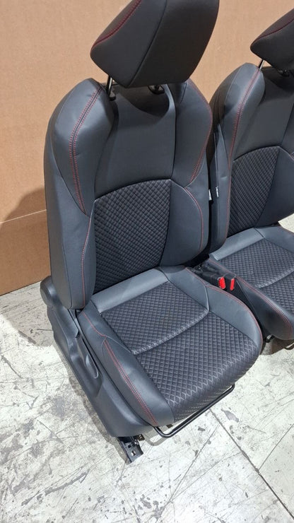 Tappezzeria misto pelle e stoffa con cuciture rosse Toyota Yaris 2020 in poi