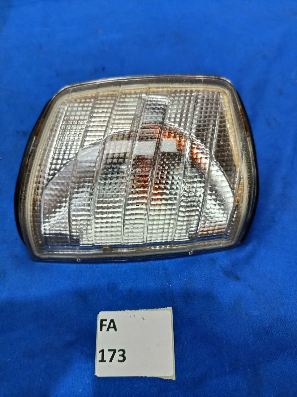 FA 173 - Freccia anteriore bianca destra Mercedes Benz 190 W201  Anno 1983