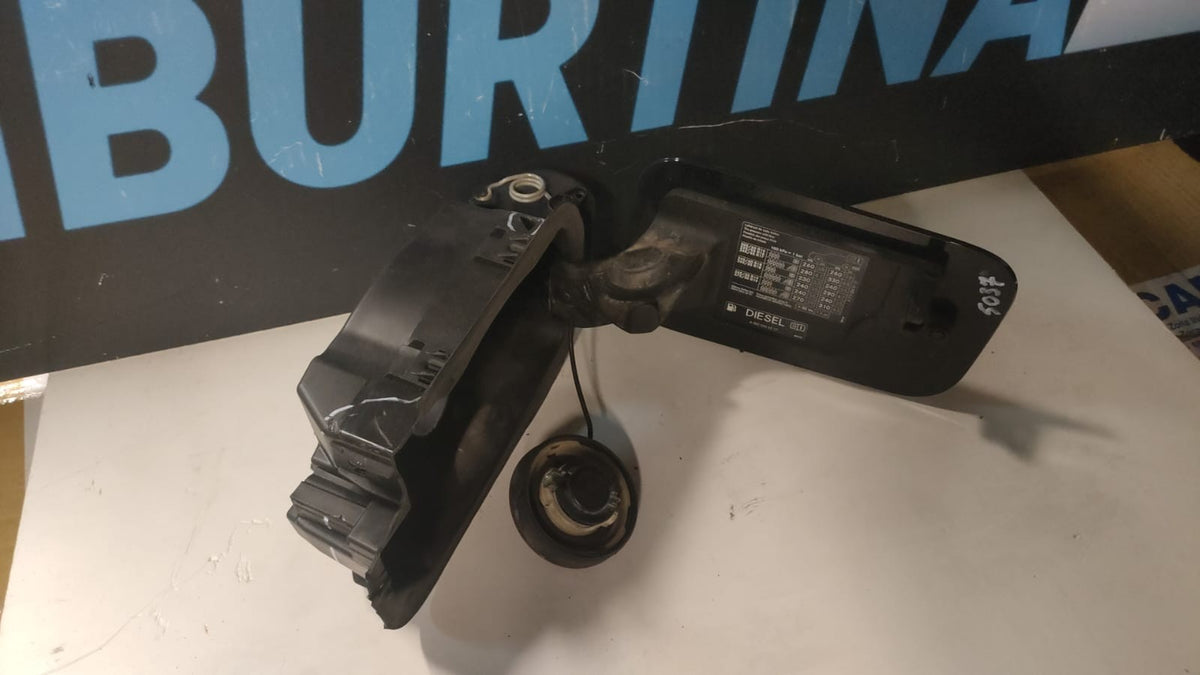 sportello carburante Mercedes classe e W212 con difetti come in foto sp5037