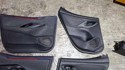 Tappezzeria misto pelle e stoffa con cuciture rosse Toyota Yaris 2020 in poi