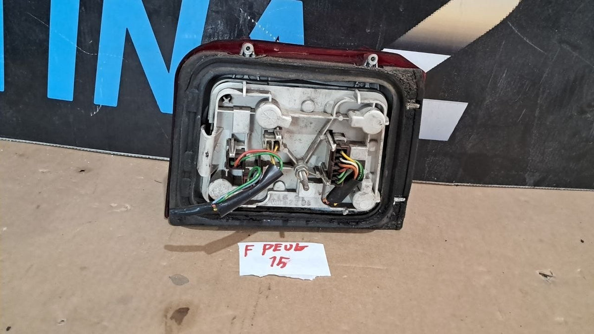 f Peug 15 Fanale posteriore Peugeot 205 1992 sinistro