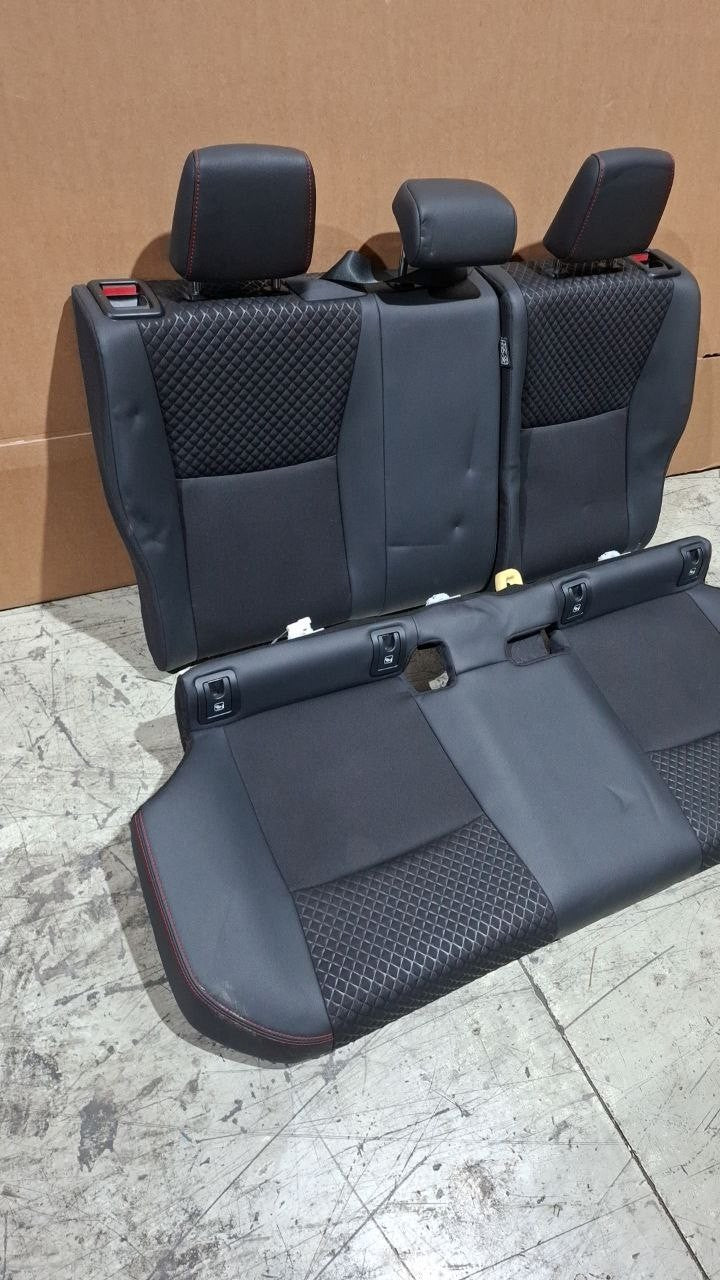 Tappezzeria misto pelle e stoffa con cuciture rosse Toyota Yaris 2020 in poi