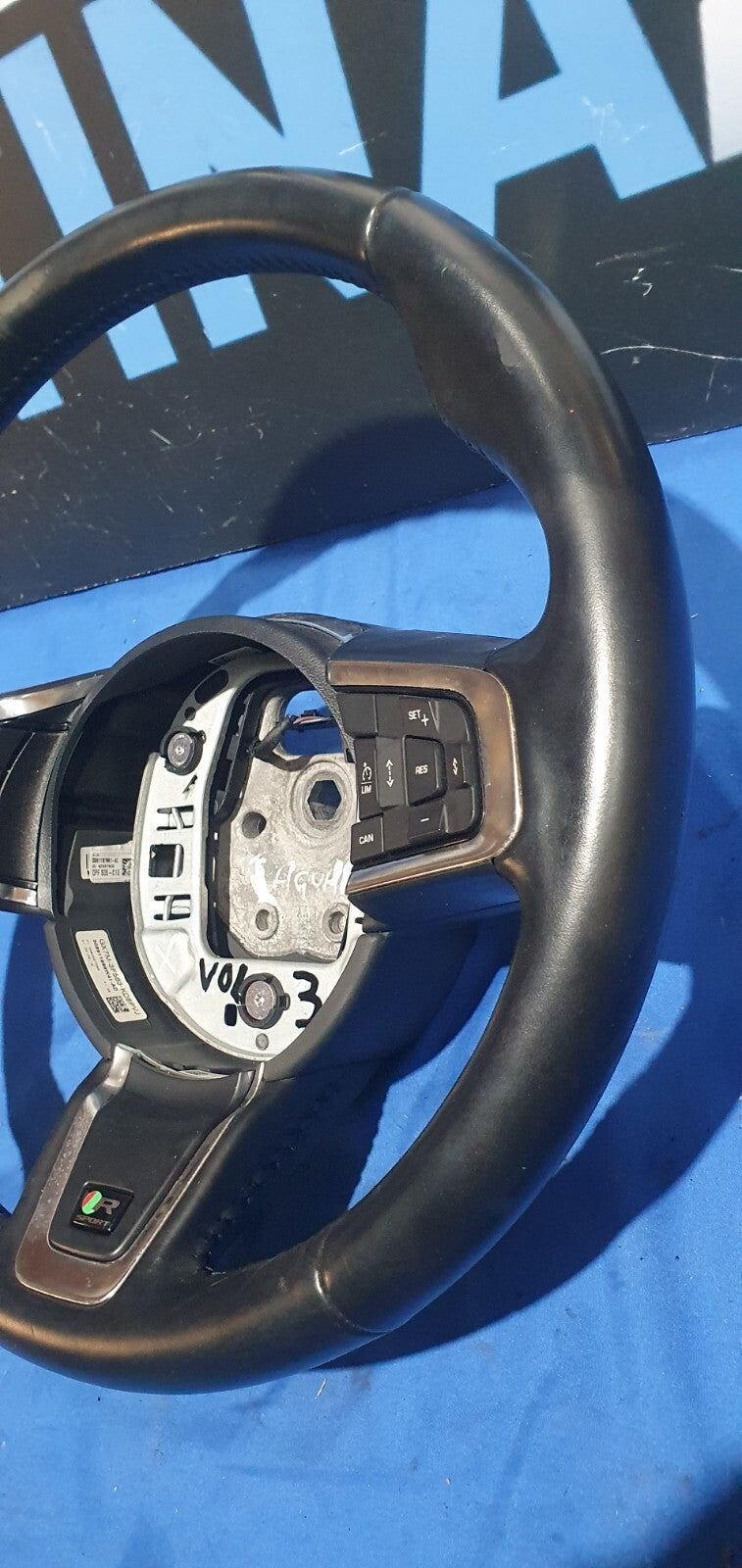 Volante Jaguar XE dal 2016 con palette R sport