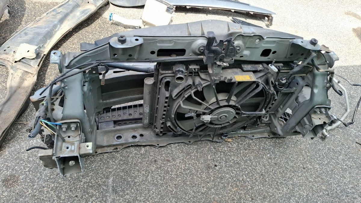 Muso completo musata Toyota  yaris 1.4d parafanghi ammaccati fari attacchi rotti
