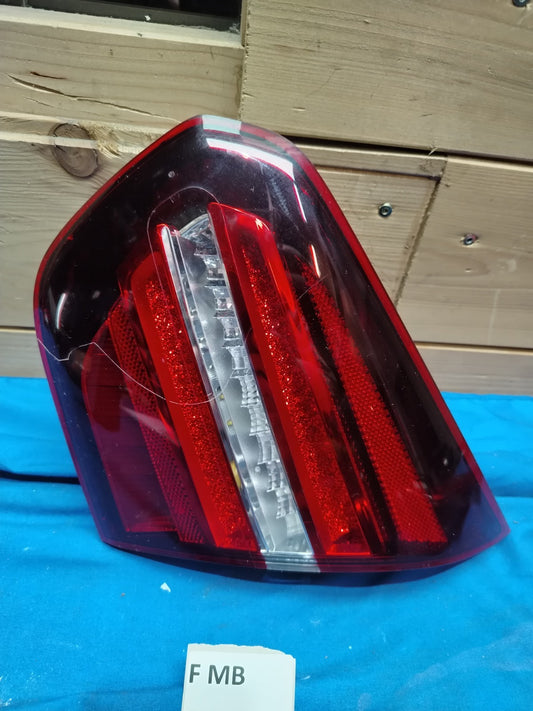 F MB 12 - Fanale posteriore stop Mercedes Benz GLA x156 interno sinistro crepato