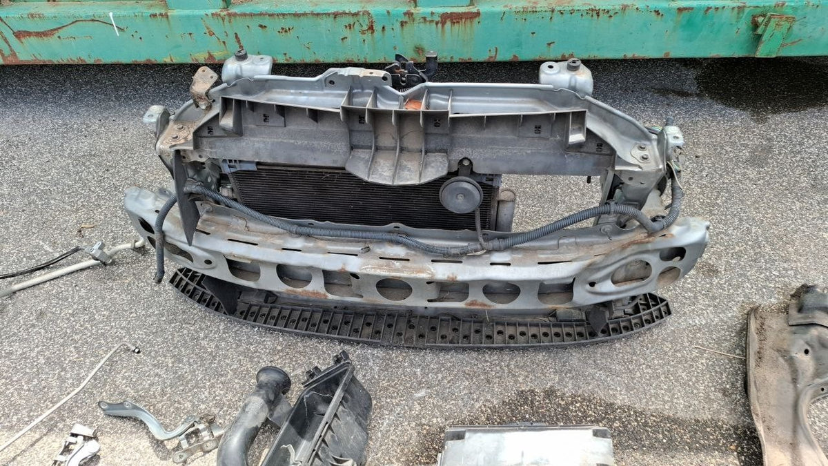 Muso completo musata Toyota  yaris 1.4d parafanghi ammaccati fari attacchi rotti