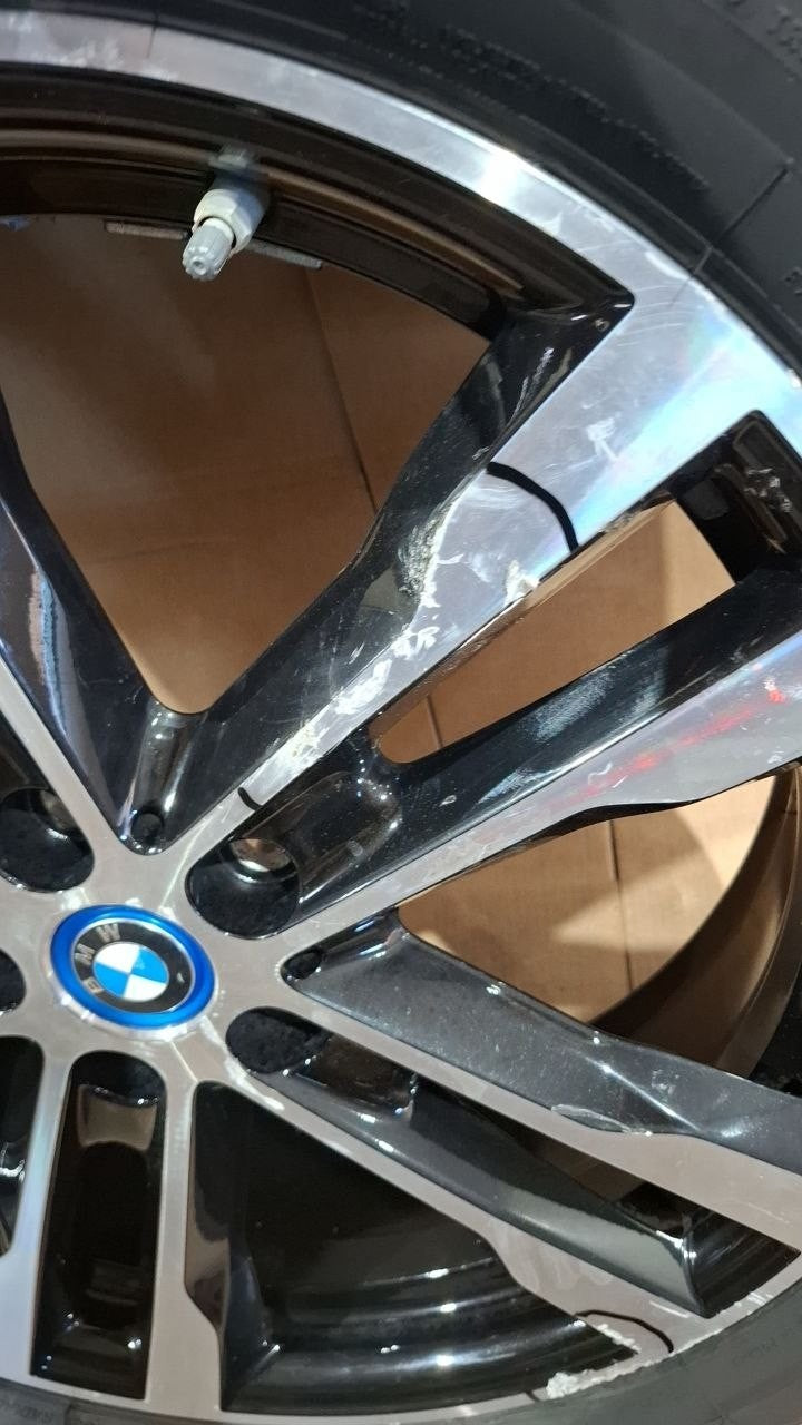 61B cerchio con gomma posteriore bmw i3 195/50/20 Bridgestone graffiato