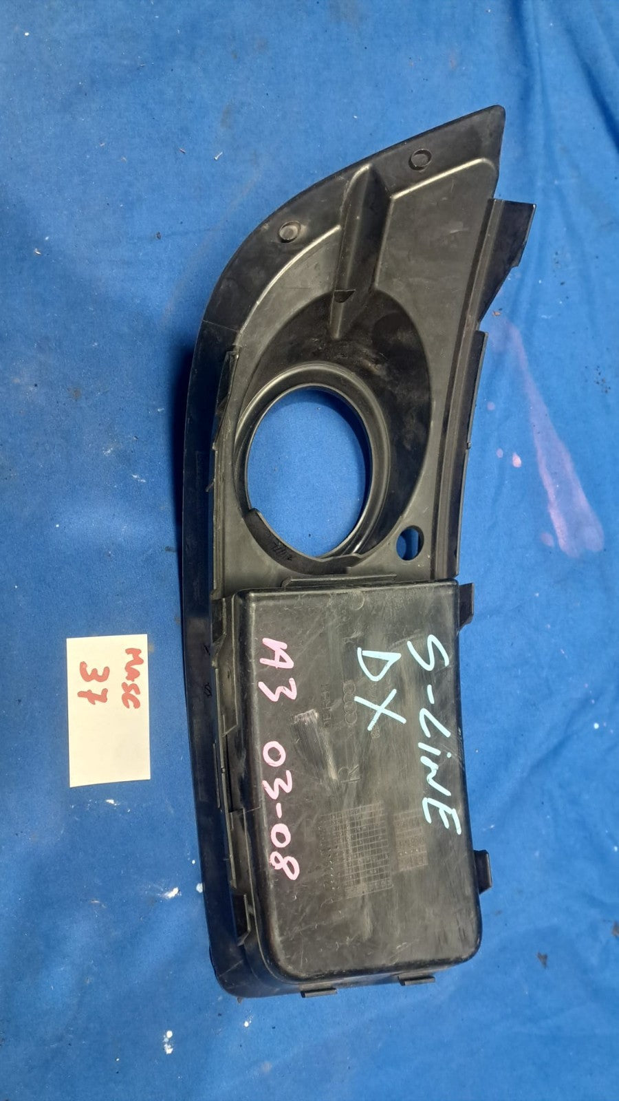 Masc 37 Mascherina cornice fendinebbia anteriore destra Audi A3 dal 2003 al 2008