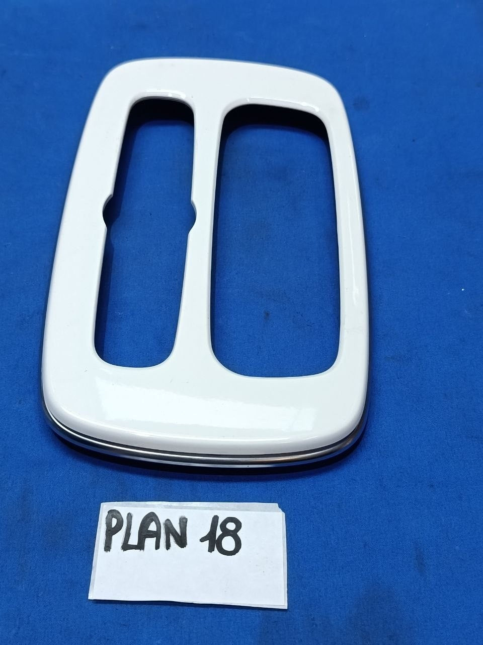 Plan 18 - Mascherina autoradio Smart Fortwo 453 dal 2014 con modanatura cromata