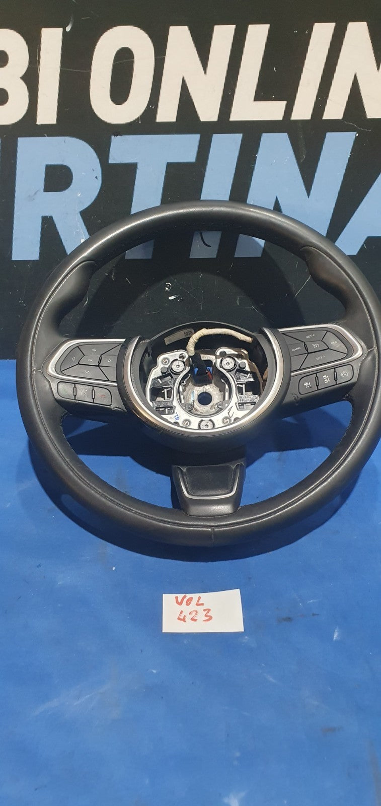 Vol 423 - Volante Fiat 500 x con plastica spellata