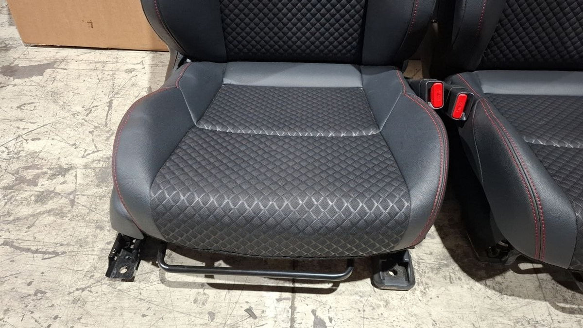 Tappezzeria misto pelle e stoffa con cuciture rosse Toyota Yaris 2020 in poi