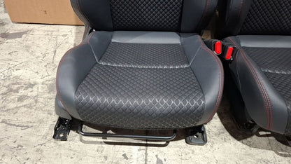 Tappezzeria misto pelle e stoffa con cuciture rosse Toyota Yaris 2020 in poi