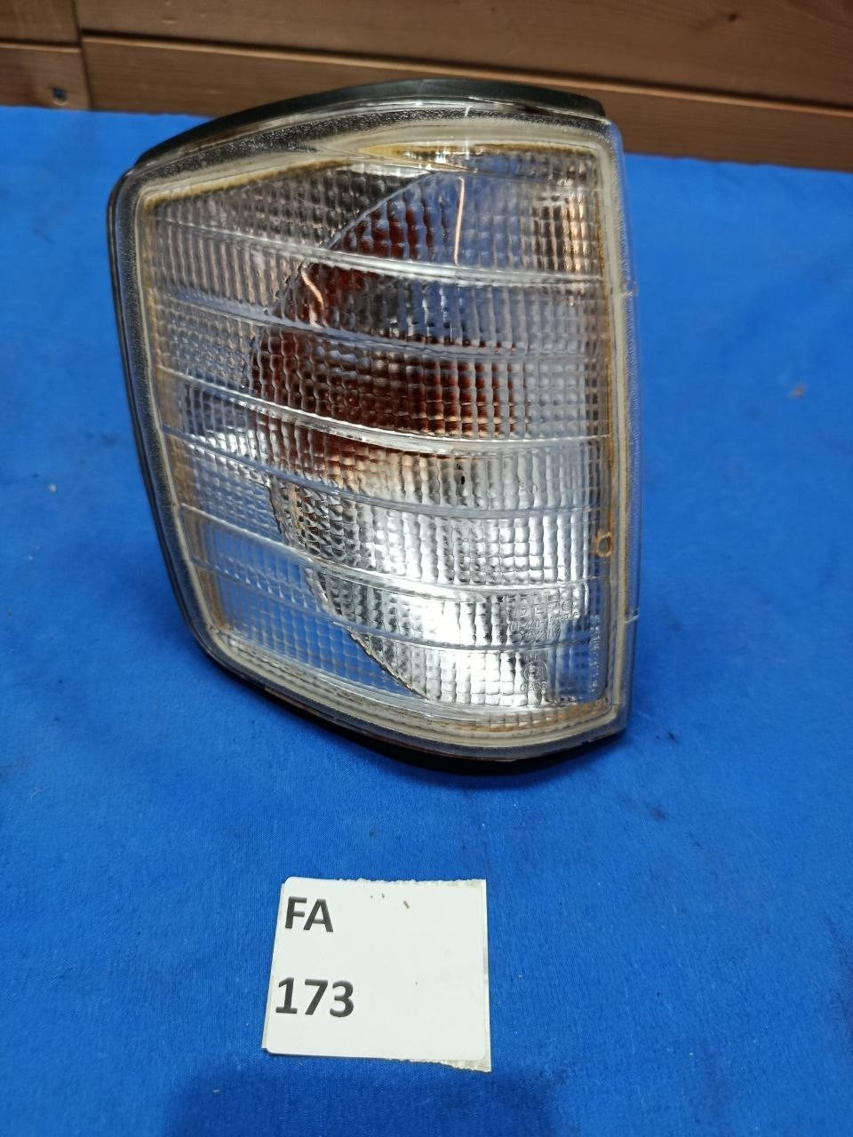 FA 173 - Freccia anteriore bianca destra Mercedes Benz 190 W201  Anno 1983