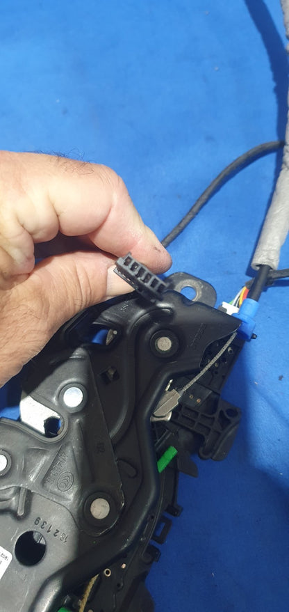 Ser 82 - Serratura elettrica Bmw X4 portellone posteriore C33240-105