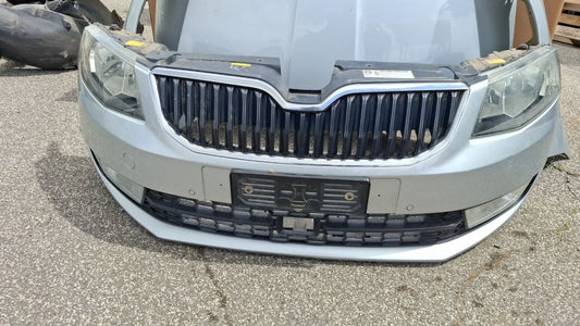 Muso completo musata skoda Octavia 1.6d fari normali con paraurti danneggiato
