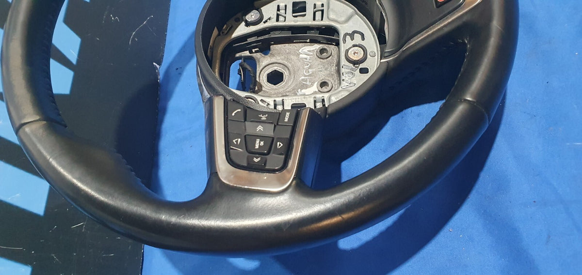 Volante Jaguar XE dal 2016 con palette R sport