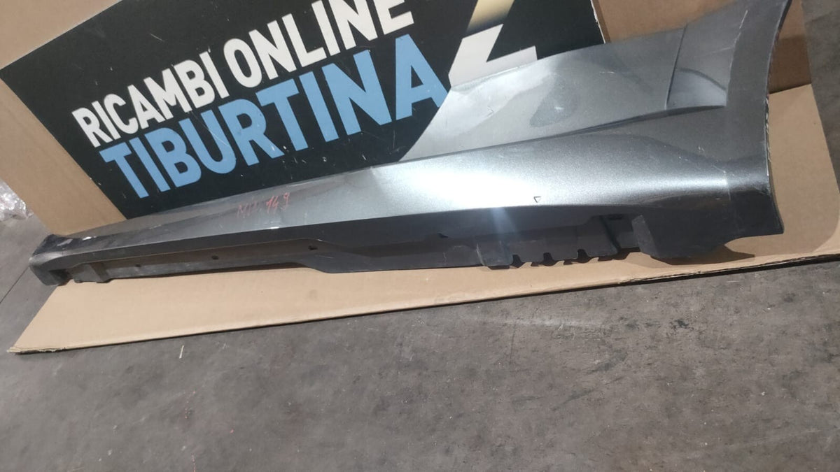 Minigonna   sinistra audi tt dal 2014 in poi Cod 8S0853855  due attacchi rotti