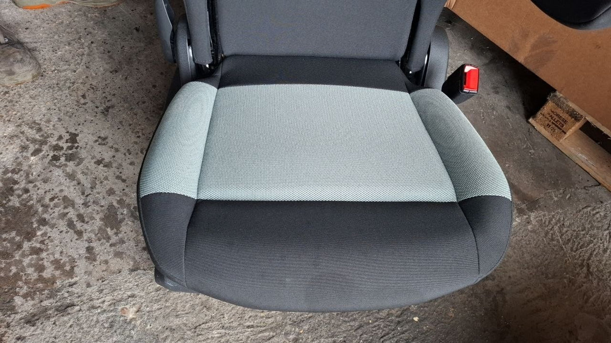 Tappezzeria in stoffa nera e celeste citroen berlingo con airbag sedile dal 2018