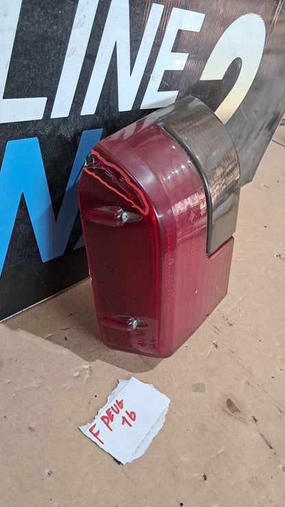 f Peug 16 Fanale posteriore Peugeot 205 1992 destro con crepa