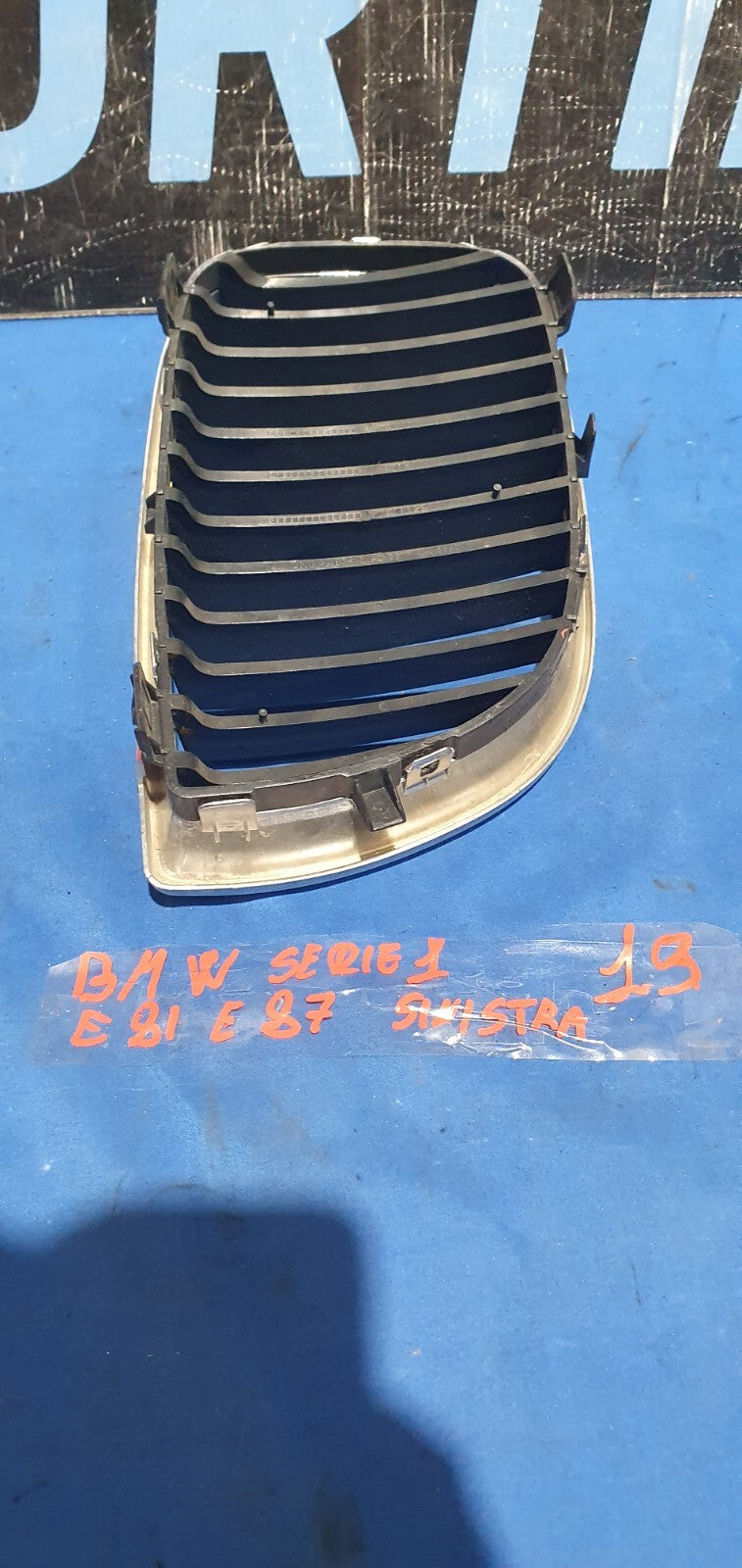 Masc 19 - Mascherina griglia anteriore Bmw serie 1 E81 E87 sinistra
