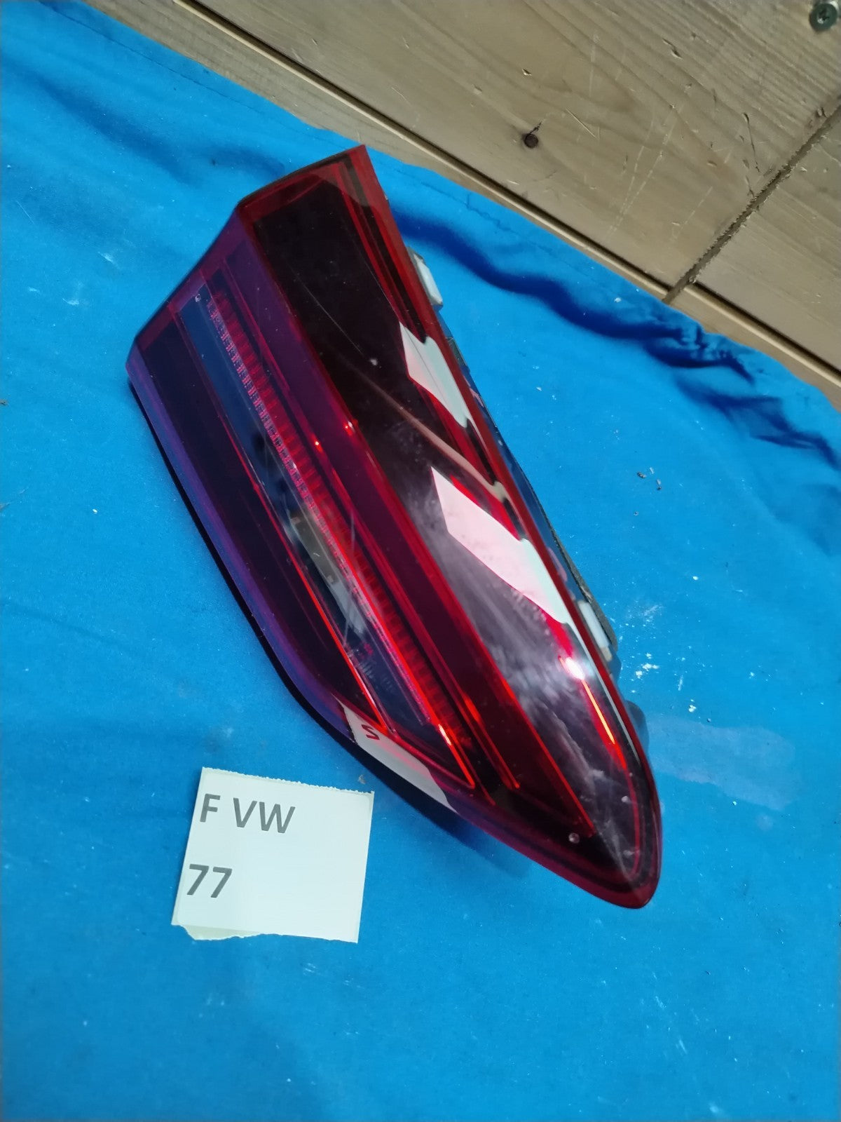 F VW 77 - Fanale Posteriore interno sinistro Volkswagen polo dal 2023 graffiato