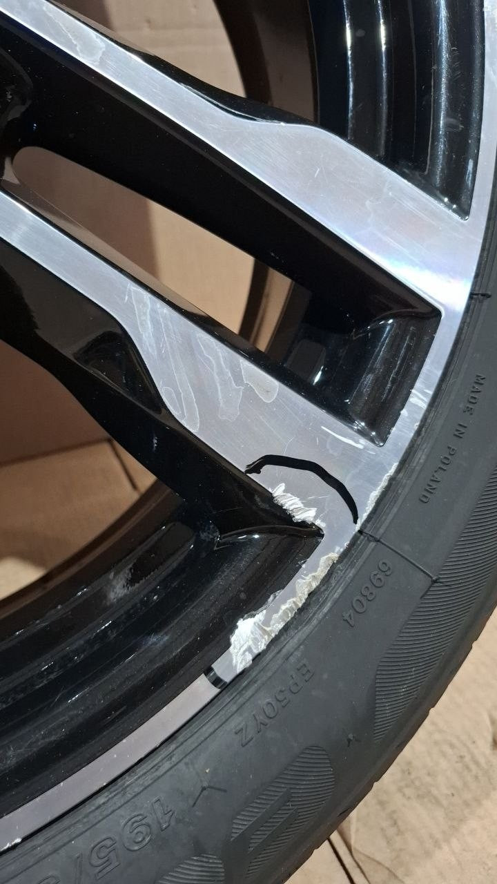 61B cerchio con gomma posteriore bmw i3 195/50/20 Bridgestone graffiato