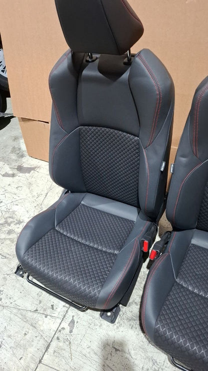 Tappezzeria misto pelle e stoffa con cuciture rosse Toyota Yaris 2020 in poi