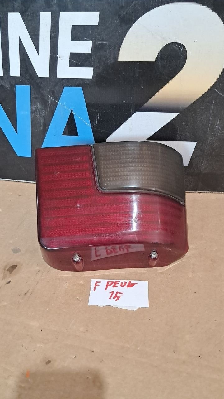 f Peug 15 Fanale posteriore Peugeot 205 1992 sinistro