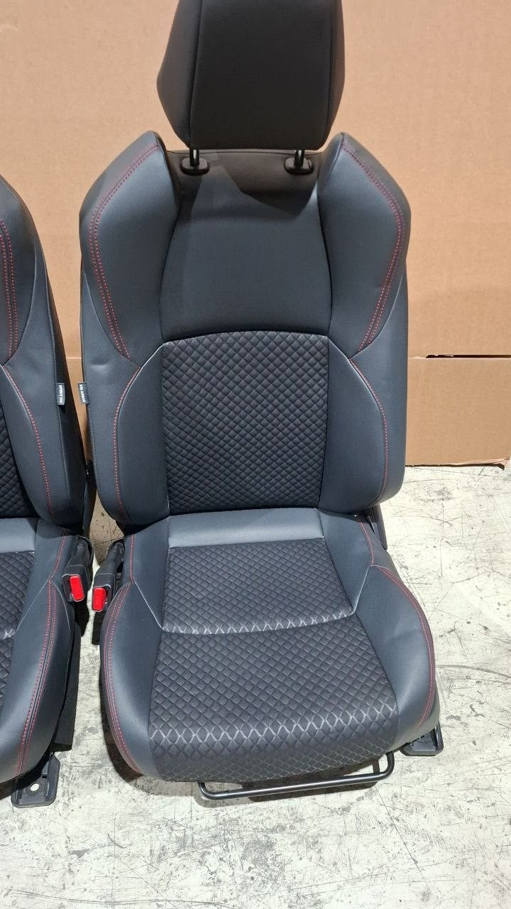 Tappezzeria misto pelle e stoffa con cuciture rosse Toyota Yaris 2020 in poi