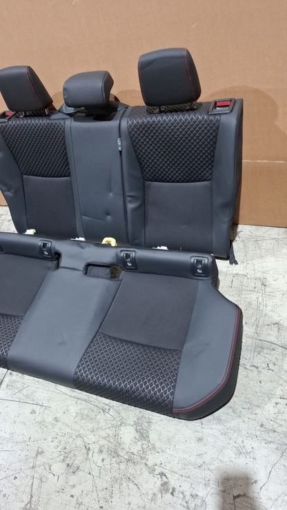 Tappezzeria misto pelle e stoffa con cuciture rosse Toyota Yaris 2020 in poi