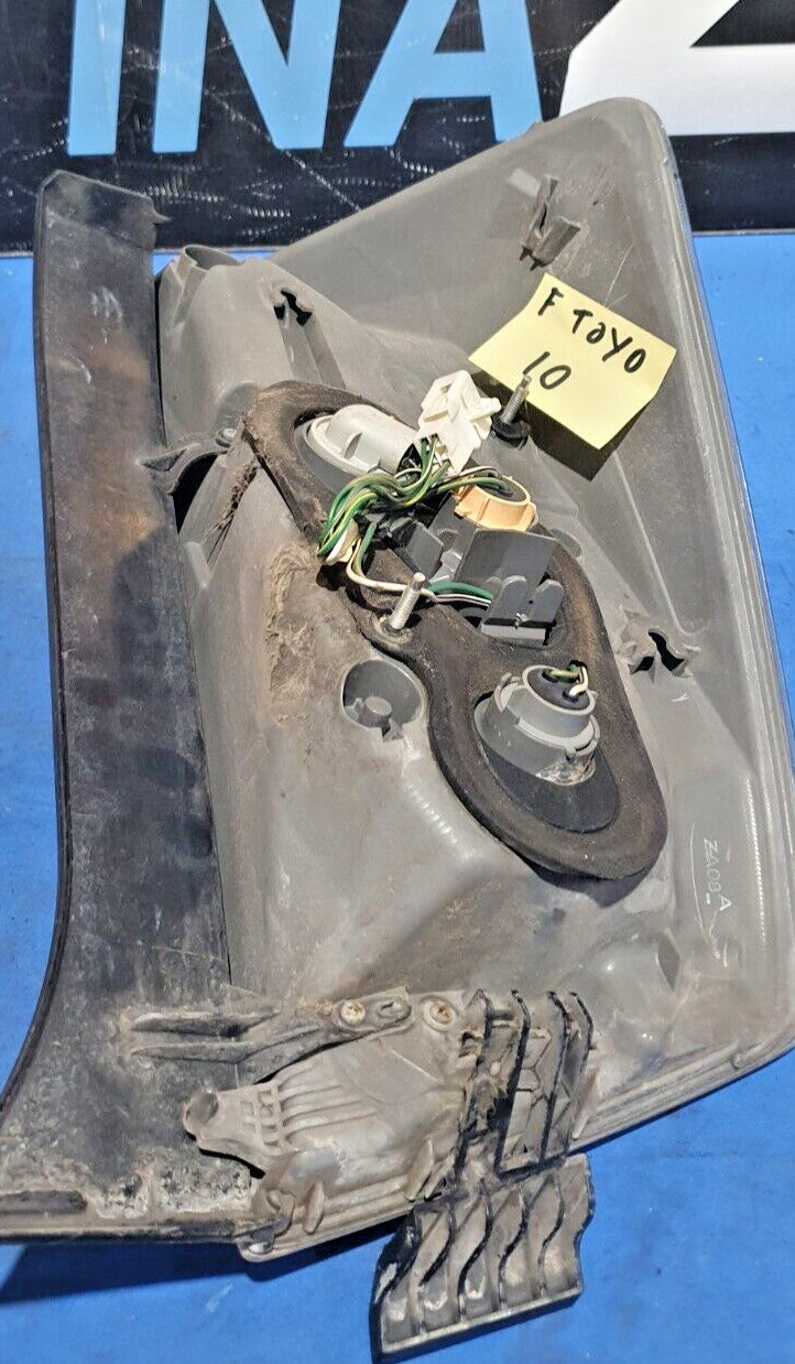 F TOYO 10 - Fanale Posteriore sinistro Toyota Prius 2009 2012 scheggiato