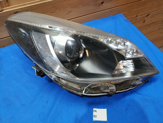 FA 92 - faro anteriore destro Toyota Yaris Hybrid dal 2011 con difetti