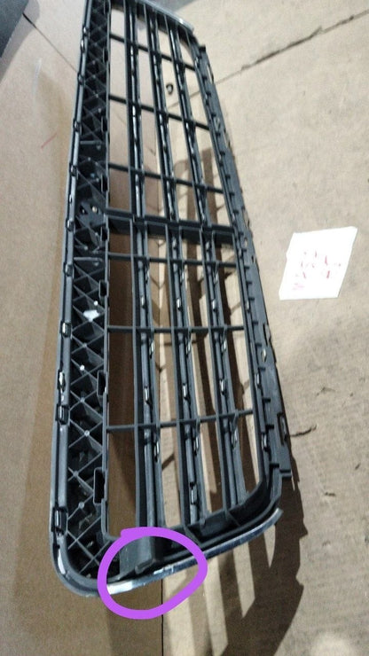 Masc45 mascherina centrale  anteriore Mercedes Benz classe C W204 attacco rotto