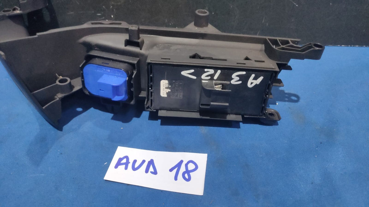 pulsantiera anteriore sinistra audi a3 dal 2012  in poi  con difetto