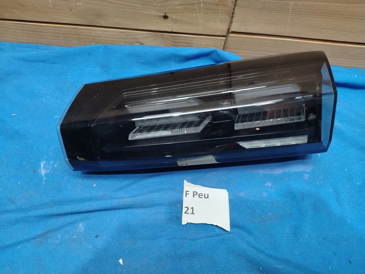 F Peu 21 - Fanale posteriore stop interno destro Peugeot 2008 9850438380 crepato