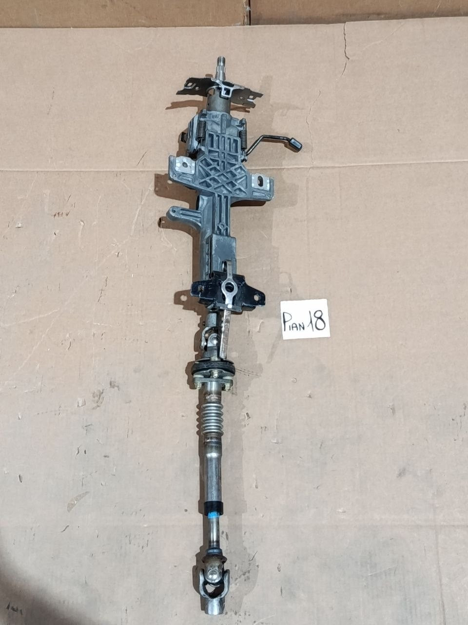 Pian 18 - Piantone sterzo manuale Kia Carnival 2006 2014  Cod B30BE20000