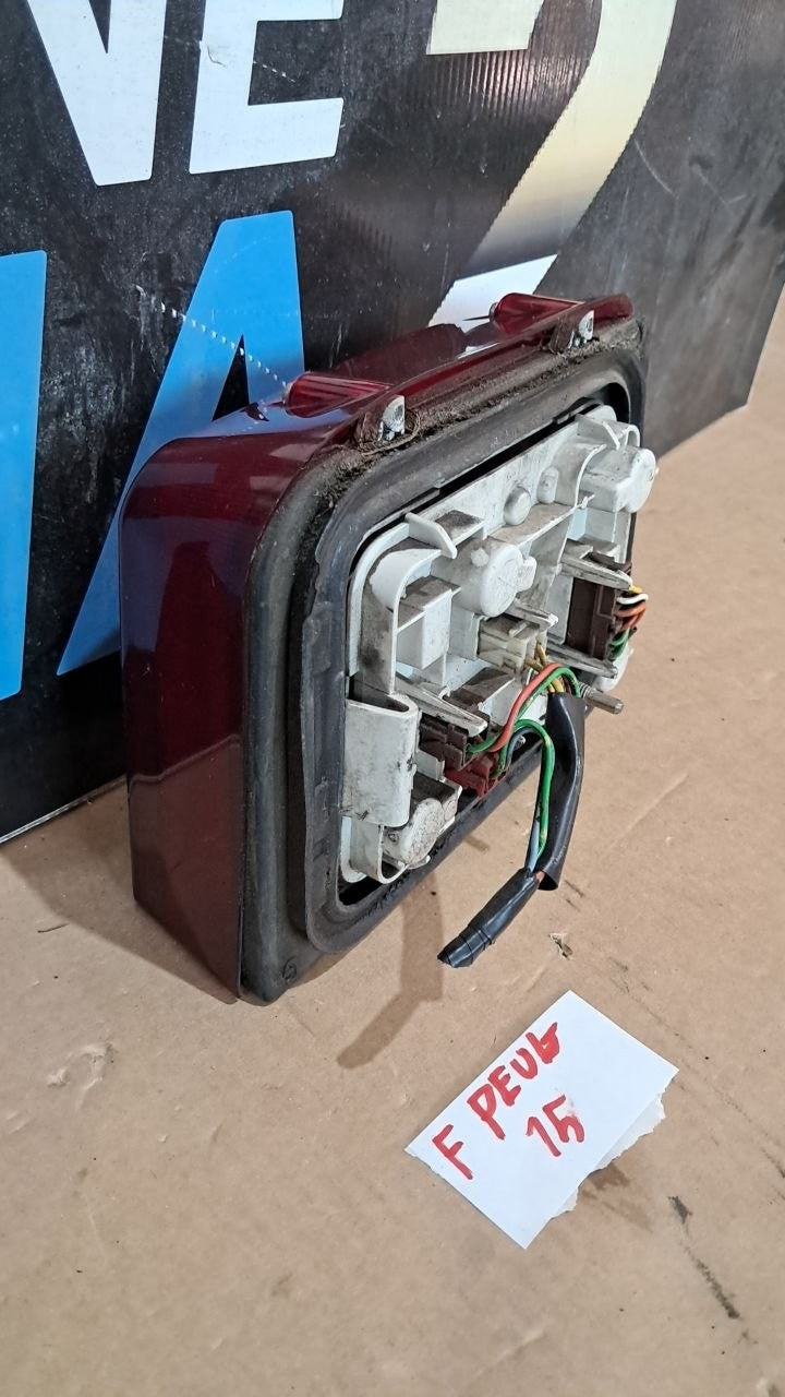 f Peug 15 Fanale posteriore Peugeot 205 1992 sinistro