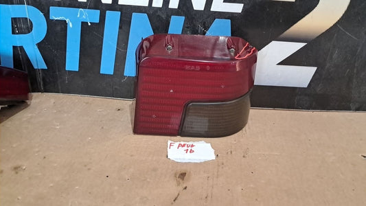 f Peug 16 Fanale posteriore Peugeot 205 1992 destro con crepa