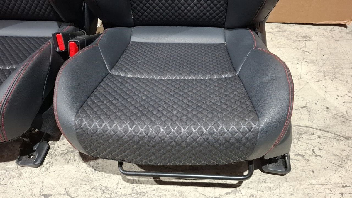 Tappezzeria misto pelle e stoffa con cuciture rosse Toyota Yaris 2020 in poi
